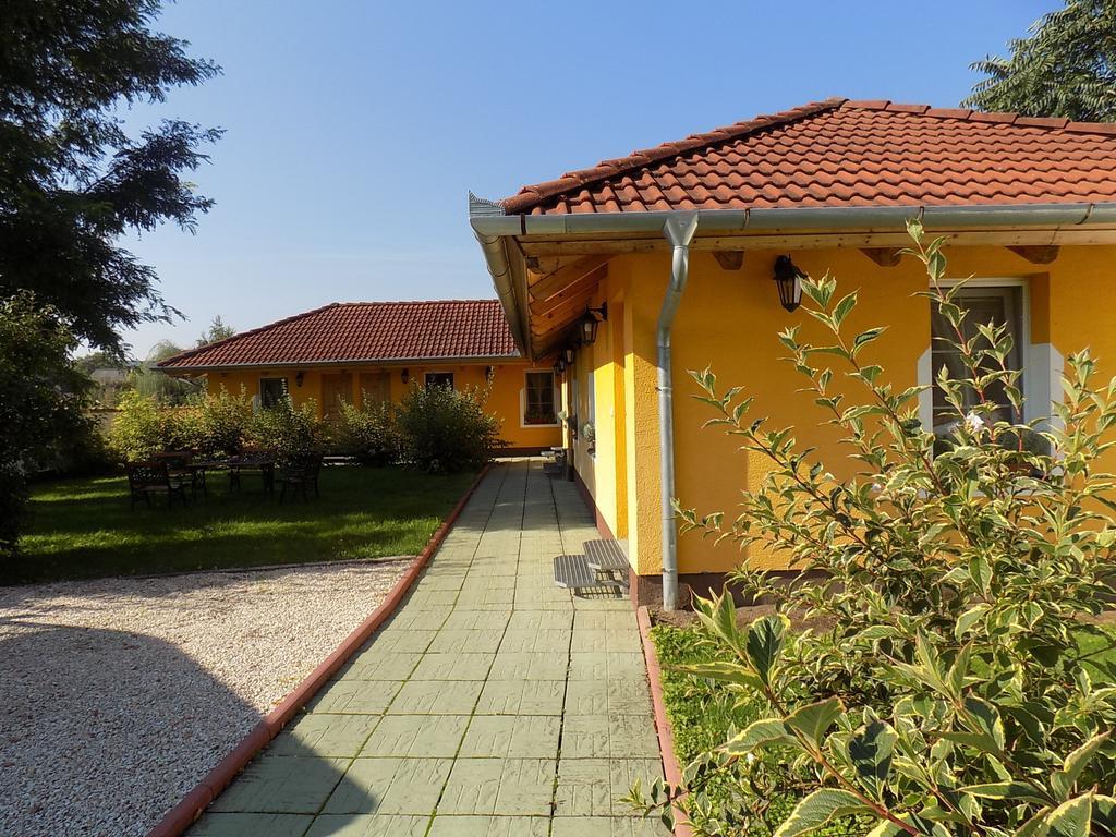 Bed and Breakfast Platan Panzio Nyul Экстерьер фото