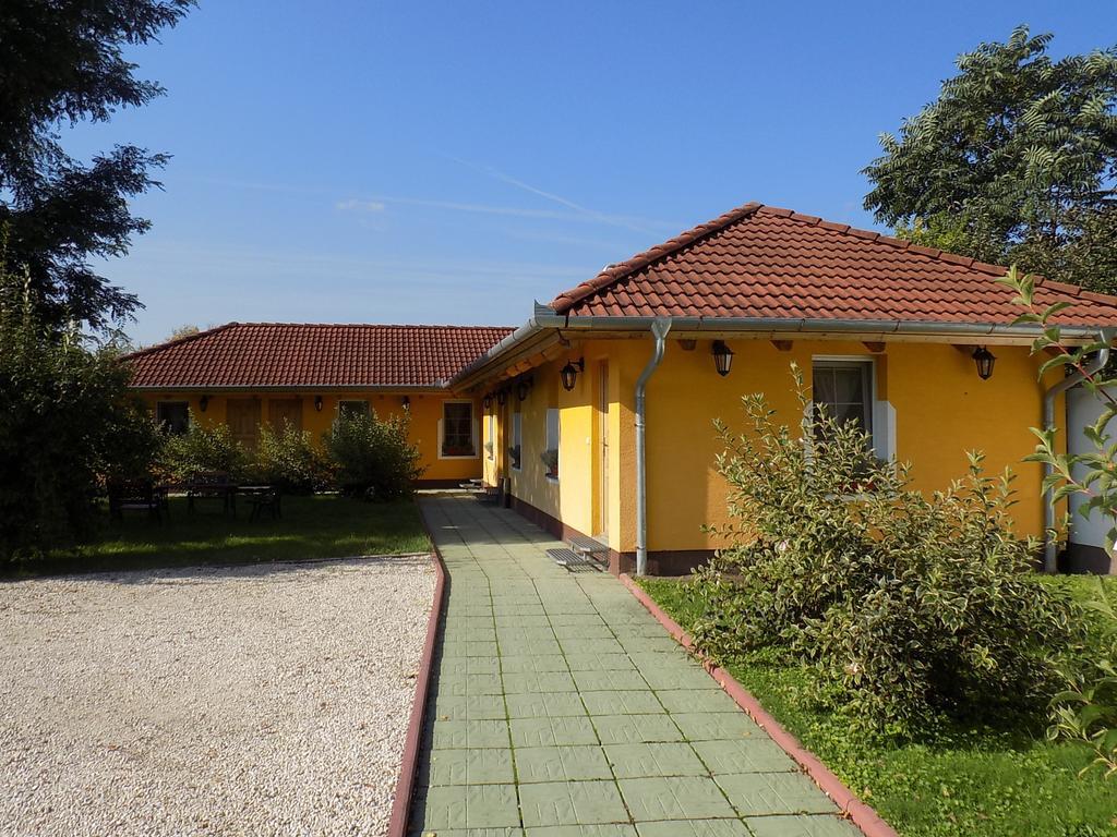 Bed and Breakfast Platan Panzio Nyul Экстерьер фото