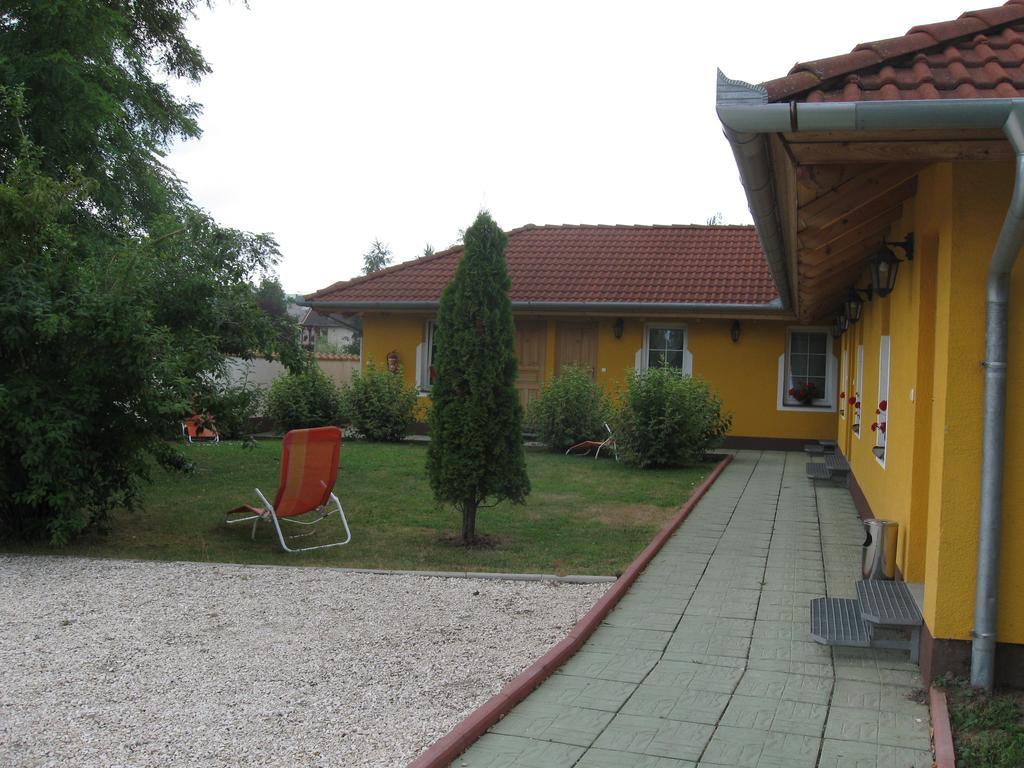 Bed and Breakfast Platan Panzio Nyul Экстерьер фото